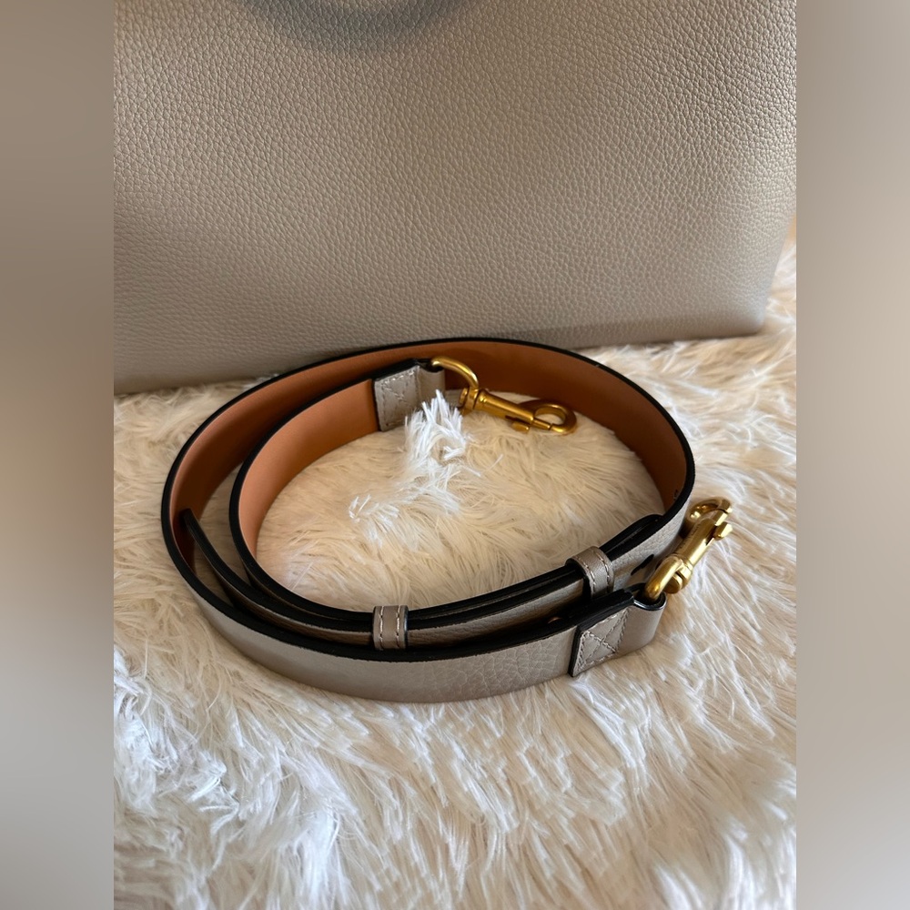 EUC Burberry LARGE grey and white leather buckle belt Tote/satchel
Made in Italy - Picture 8 of 12